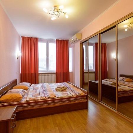 Апартаменти 3-Кімнатні Поруч З М. Театральна Kiev Bagian luar foto